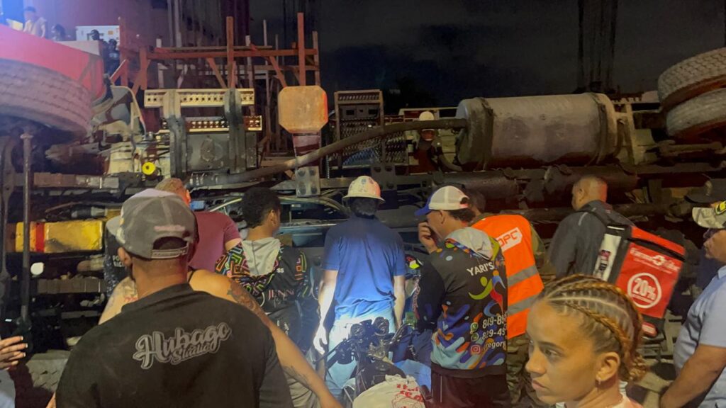 Rescatan con vida a operador de grúa atrapado tras aparatoso accidente en Los Jardines Metropolitanos de Santiago - Noticias de hoy en República Dominicana | De Último Minuto