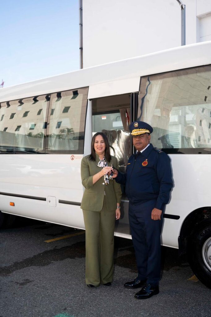 Banreservas dona minibús al Cuerpo de Bomberos del Distrito Nacional - Noticias de hoy en República Dominicana | De Último Minuto