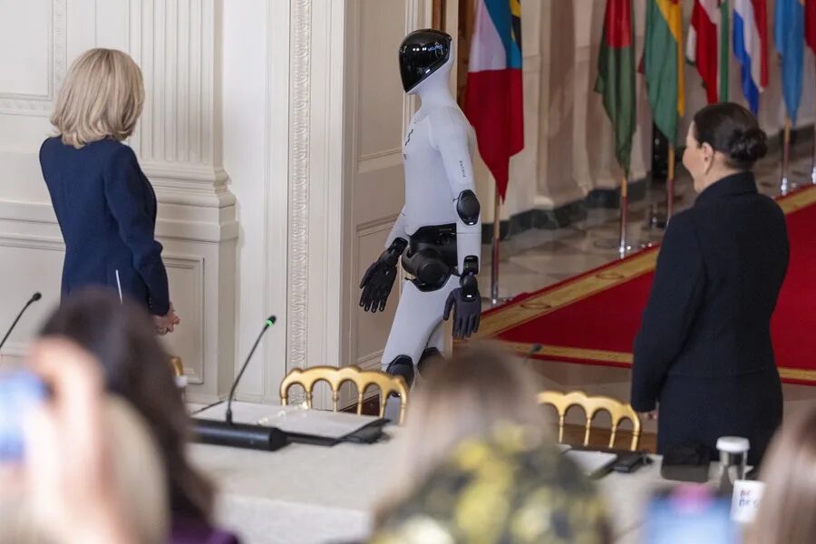 Melania Trump aparece con un robot humanoide en una cumbre sobre educación y tecnología - Noticias de hoy en República Dominicana | De Último Minuto