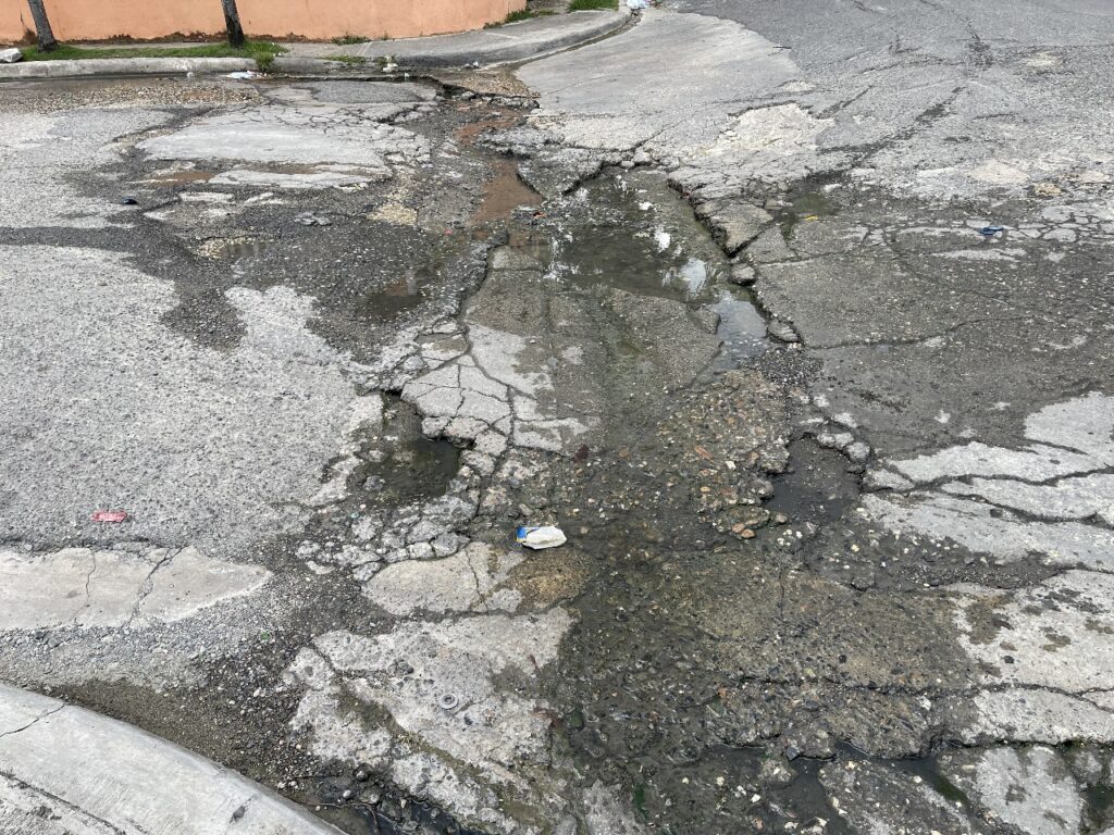 Residentes en SDN claman intervención urgente ante colapso cloacal, deterioro de calles y deficiente recogida de basura - Noticias de hoy en República Dominicana | De Último Minuto