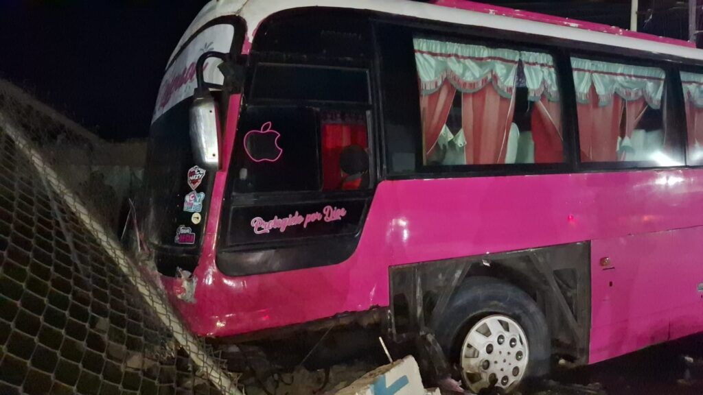 Accidente entre carro y guagua involucra a integrantes de un grupo de gagá en Villa Hermosa - Noticias de hoy en República Dominicana | De Último Minuto