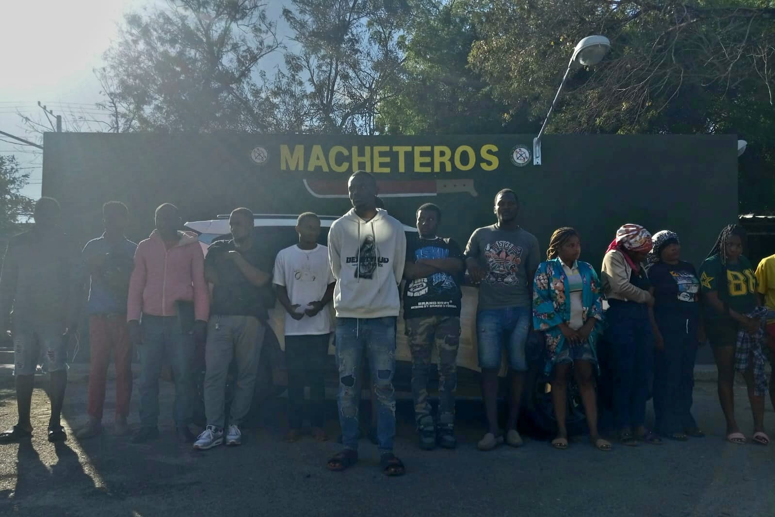 Ejército intercepta vehículo con 16 haitianos indocumentados en Valverde - Noticias de hoy en República Dominicana | De Último Minuto