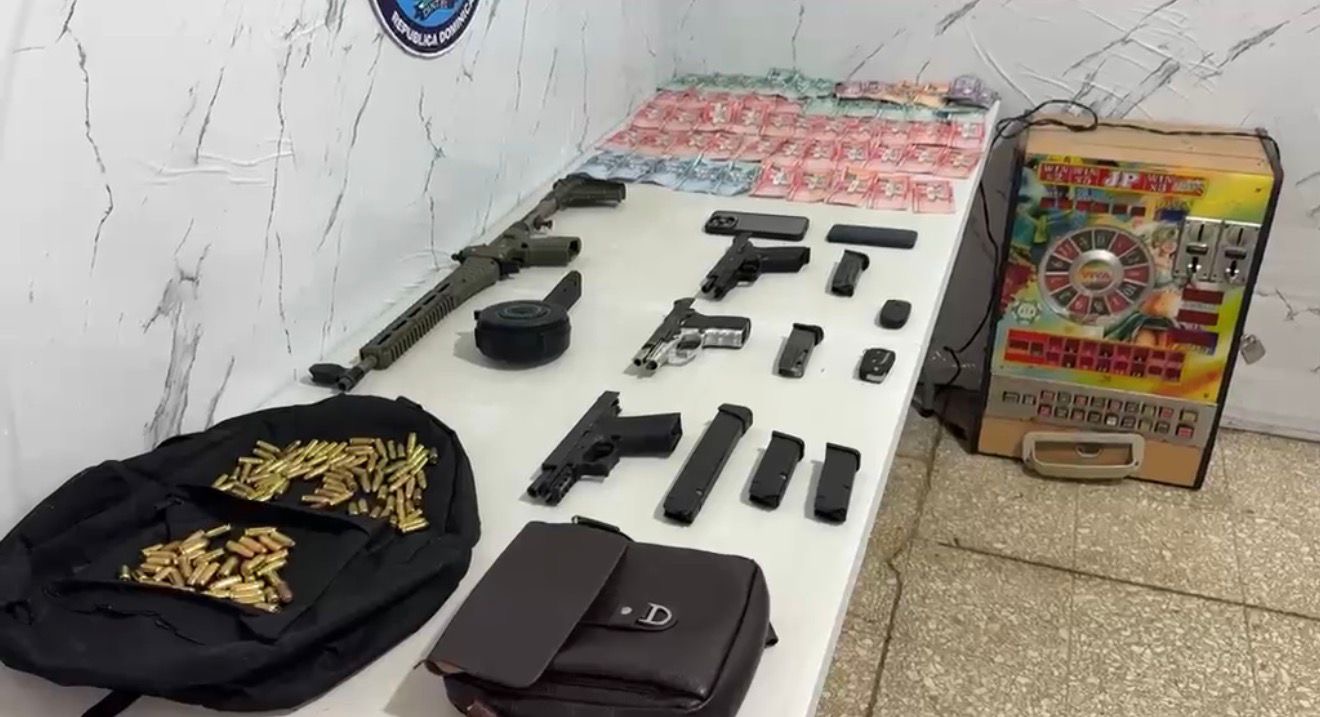 DINTEL apresa tres hombres con armas de fuego y dinero en operativo en SFM - Noticias de hoy en República Dominicana | De Último Minuto