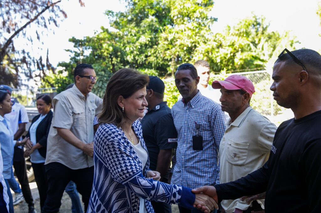 Raquel Peña visita comunidades de Bahoruco afectadas por lluvias y escucha necesidades de la población - Noticias de hoy en República Dominicana | De Último Minuto