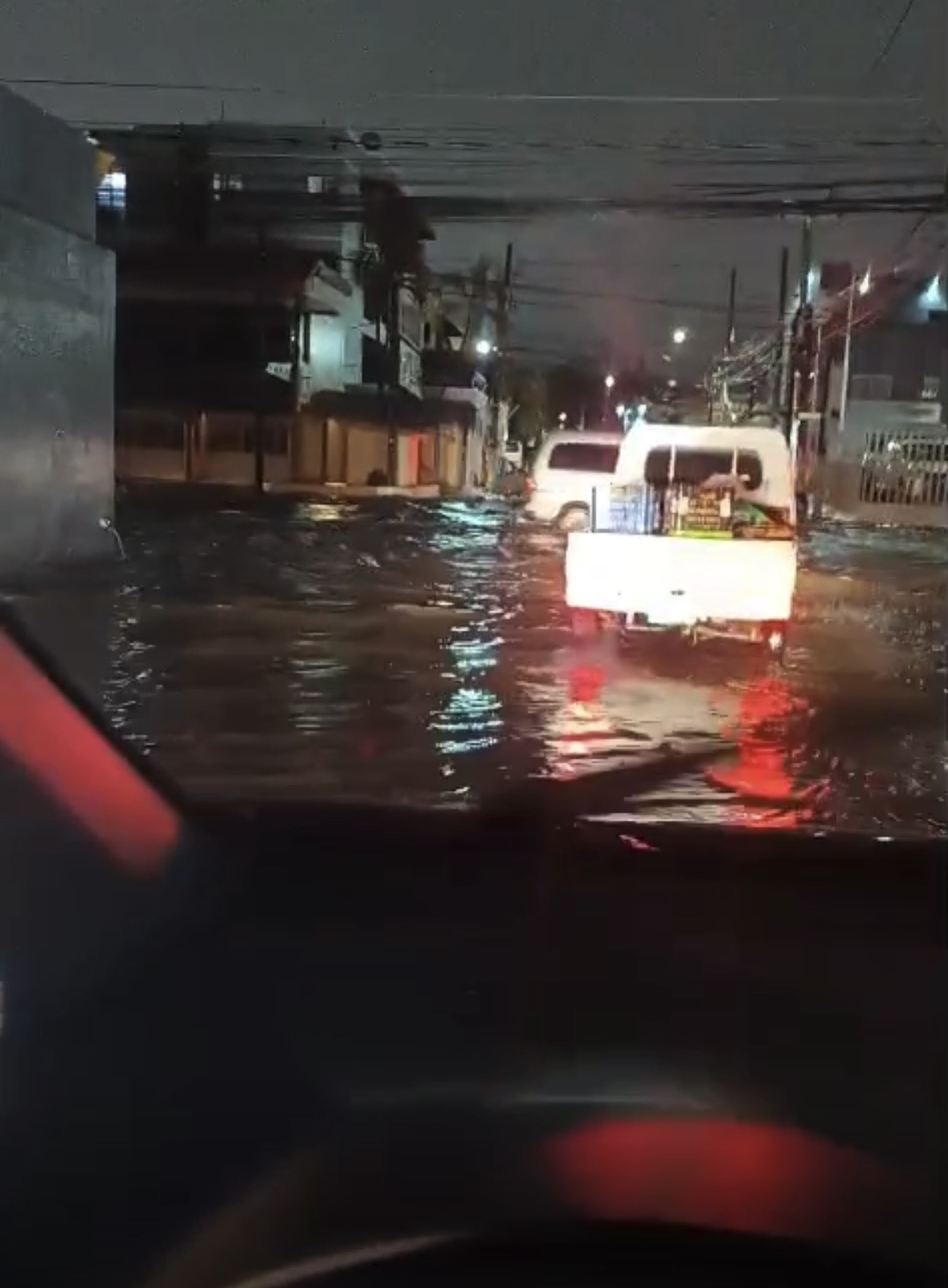 Restricción parcial del tránsito en Santo Domingo por inundaciones tras intensas lluvias - Noticias de hoy en República Dominicana | De Último Minuto