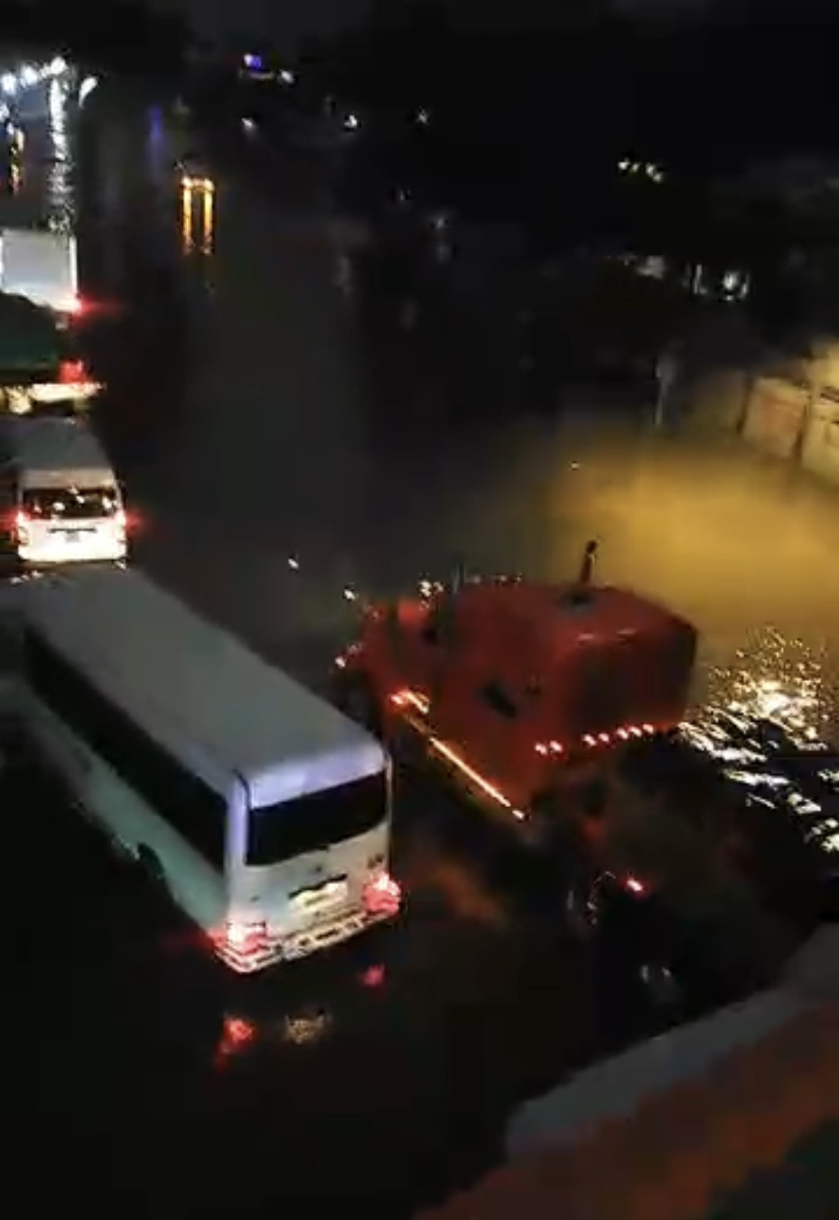 Desborde del río Lebrón obliga a restringir tránsito en tramo de la autopista Duarte - Noticias de hoy en República Dominicana | De Último Minuto