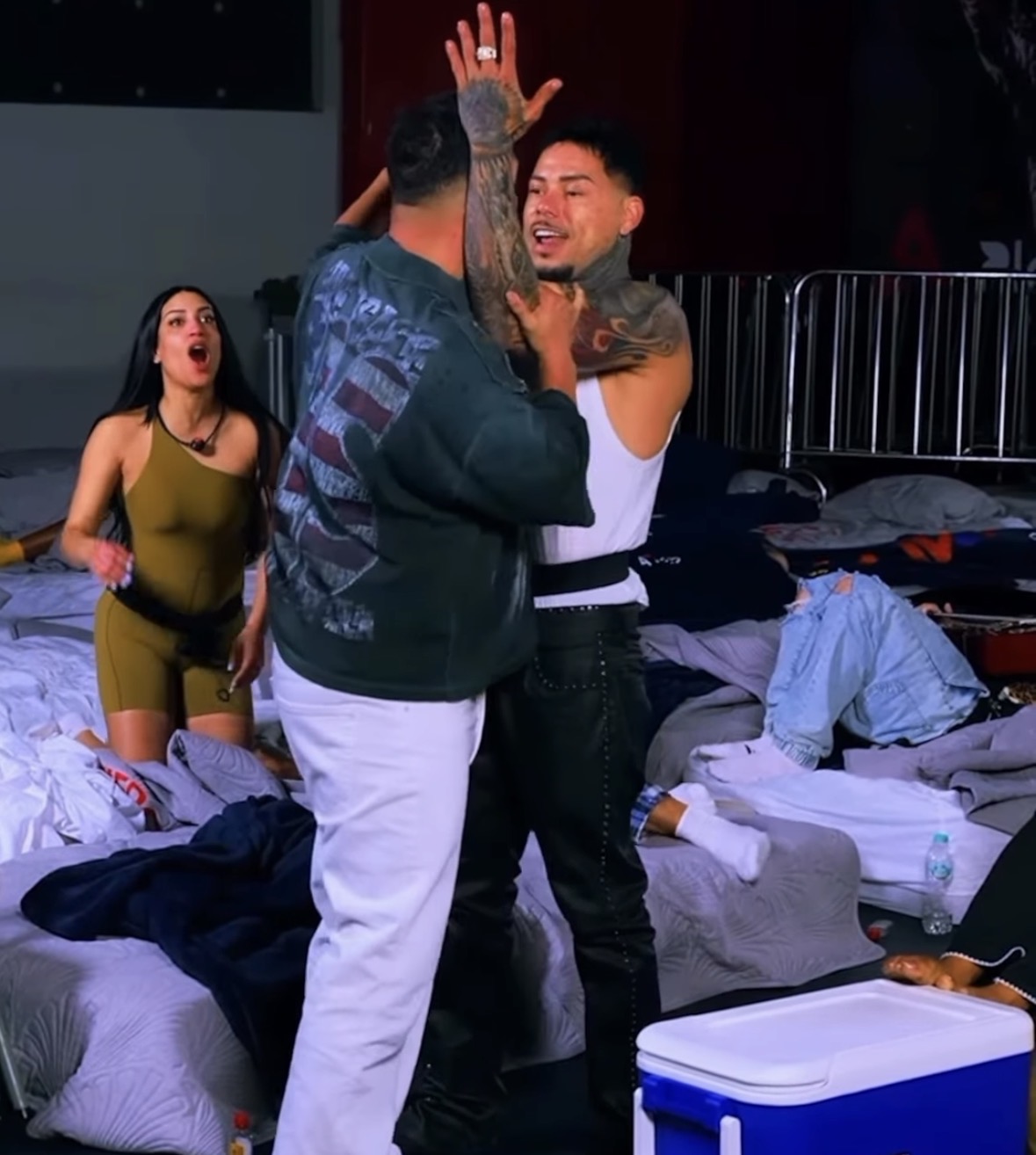 Se van a los golpes en “Planeta Alofoke”: El Gallo Producer y Carlos Montesquieu protagonizan pelea - Noticias de hoy en República Dominicana | De Último Minuto