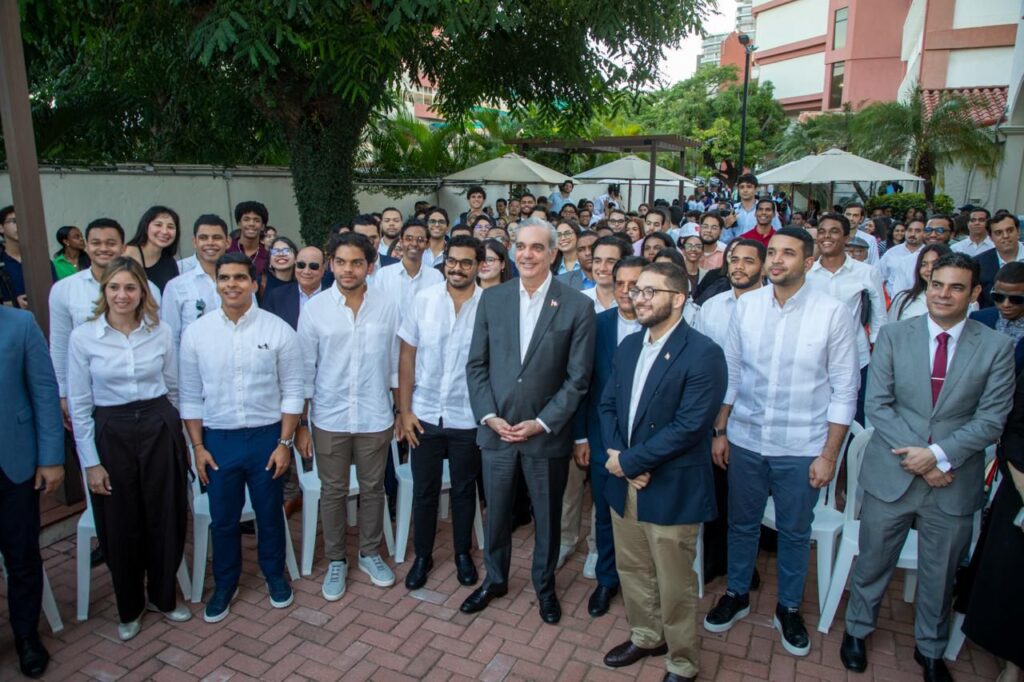 Abinader conversa con estudiantes universitarios sobre educación, liderazgo y servicio público como pilares del desarrollo - Noticias de hoy en República Dominicana | De Último Minuto