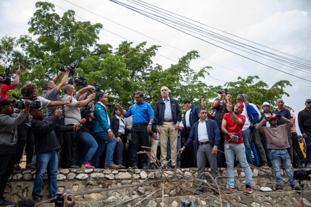 Abinader visita zona afectada por lluvia en los Alcarrizos - Noticias de hoy en República Dominicana | De Último Minuto