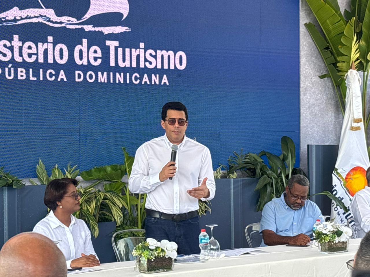 Collado insiste en que riqueza del turismo debe “llegar al bolsillo de la gente” con obra en Uvero Alto - Noticias de hoy en República Dominicana | De Último Minuto