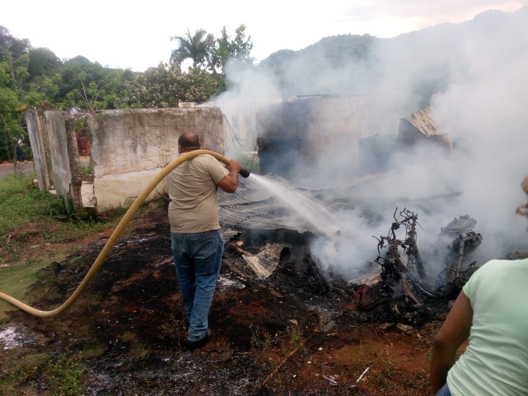 Incendio en Las Galeras destruye vivienda - Noticias de hoy en República Dominicana | De Último Minuto