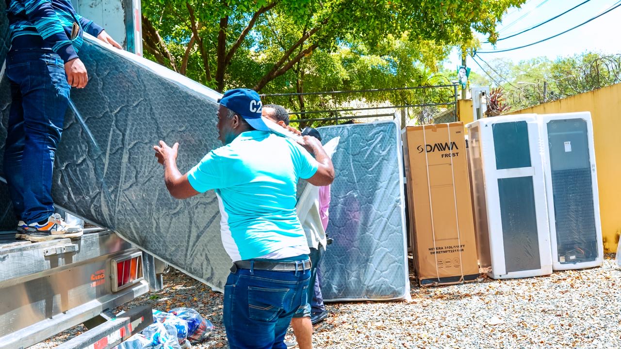 Gobierno entrega a través de DASAC enseres a familias afectadas por inundaciones, en menos de 48 horas - Noticias de hoy en República Dominicana | De Último Minuto