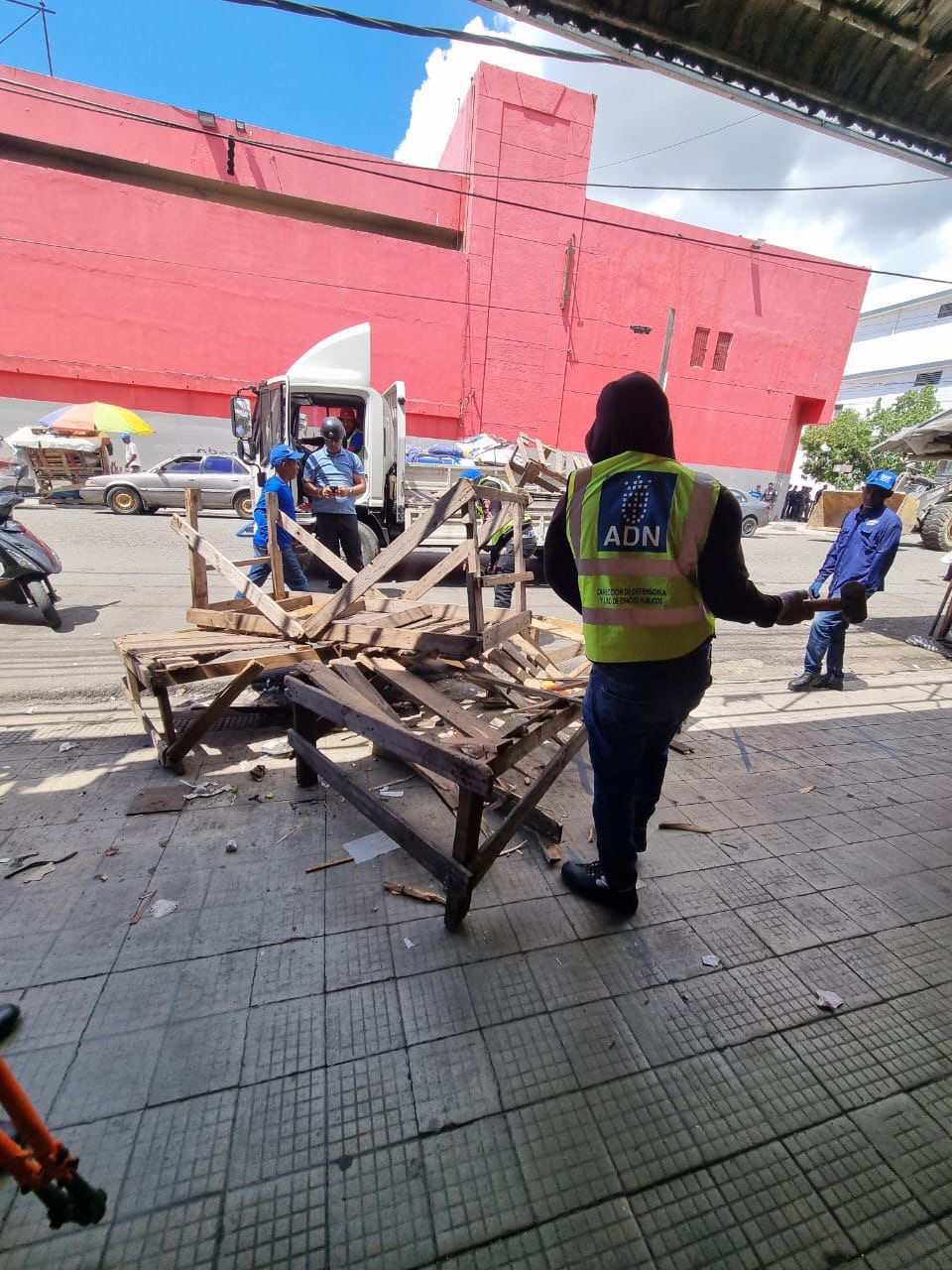 Alcaldía del DN recibe respaldo de asociaciones de buhoneros para recuperar espacios en las avenidas Duarte y París - Noticias de hoy en República Dominicana | De Último Minuto