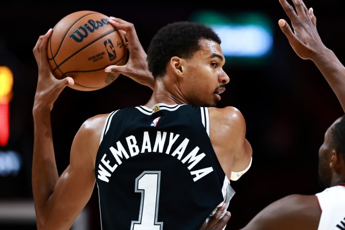 Wembanyama sufre contusión en las costillas y enciende las alarmas en San Antonio - Noticias de hoy en República Dominicana | De Último Minuto