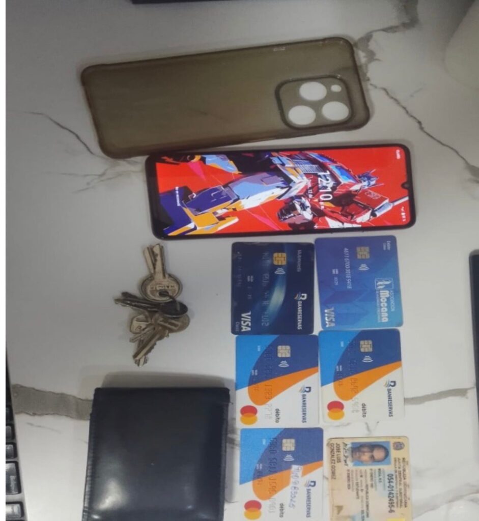 Apresan hombre en flagrante delito por presunto intercambio fraudulento de tarjeta bancaria - Noticias de hoy en República Dominicana | De Último Minuto