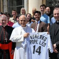 El Papa León XIV recibe jersey autografiado de Paul Konerko, ídolo de los Medias Blancas - Noticias de hoy en República Dominicana | De Último Minuto