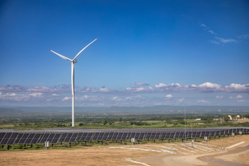 Presidente Abinader inaugura en Valverde la primera central híbrida eólica y solar del país - Noticias de hoy en República Dominicana | De Último Minuto