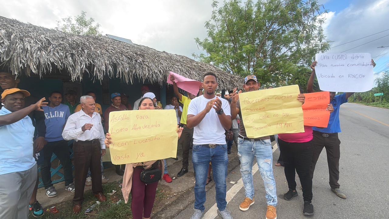 Comunitarios de Loma Atravesada protestan exigiendo respuestas al ministro de Obras Públicas, Eduardo Estrella - Noticias de hoy en República Dominicana | De Último Minuto