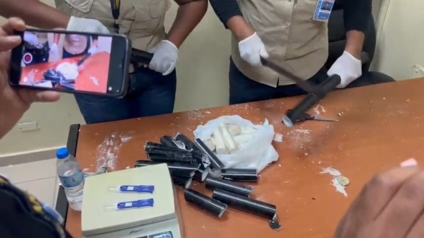 DNCD ocupa cocaína oculta en tubos de maletas y arresta a española en aeropuerto del Cibao - Noticias de hoy en República Dominicana | De Último Minuto