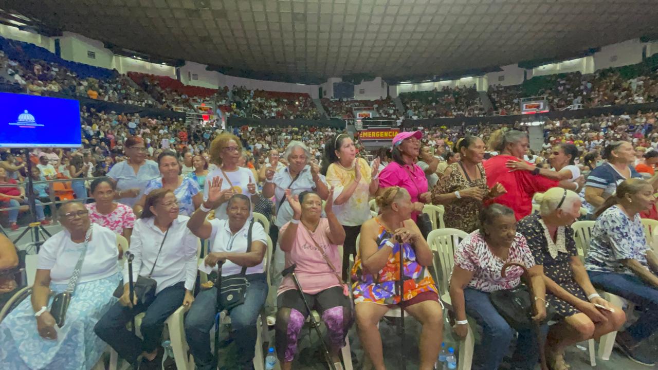 Miles de madres santiagueras celebran su día en la Gran Arena del Cibao - Noticias de hoy en República Dominicana | De Último Minuto