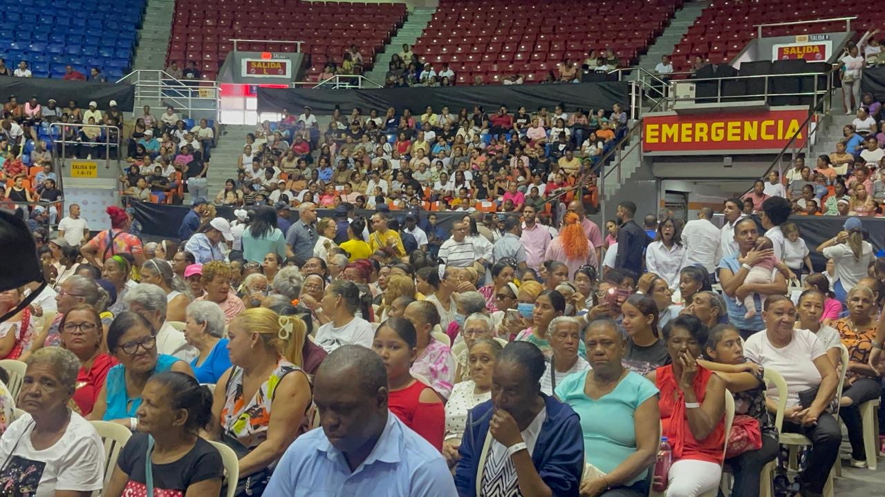 Miles de madres abarrotan la Arena del Cibao en celebración “Madres que Sostienen” - Noticias de hoy en República Dominicana | De Último Minuto