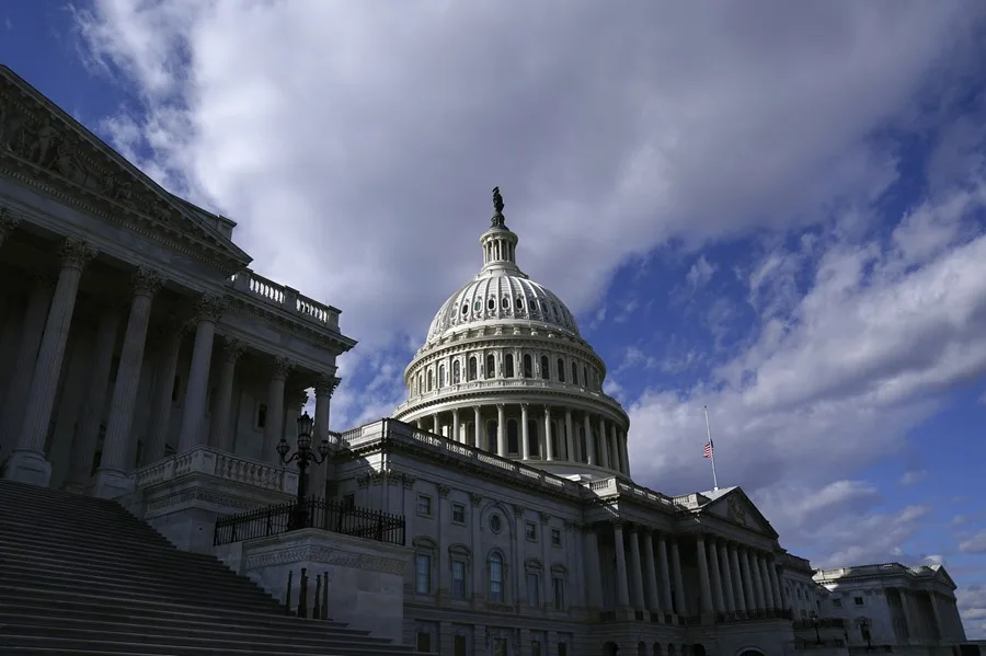 El Senado de EE.UU. aprueba un proyecto para intentar limitar los poderes de guerra de Trump sobre Irán - Noticias de hoy en República Dominicana | De Último Minuto