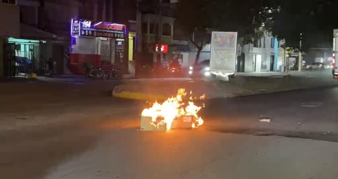 Protestan en SFM tras muerte de adolescente en incidente con patrulla policial - Noticias de hoy en República Dominicana | De Último Minuto