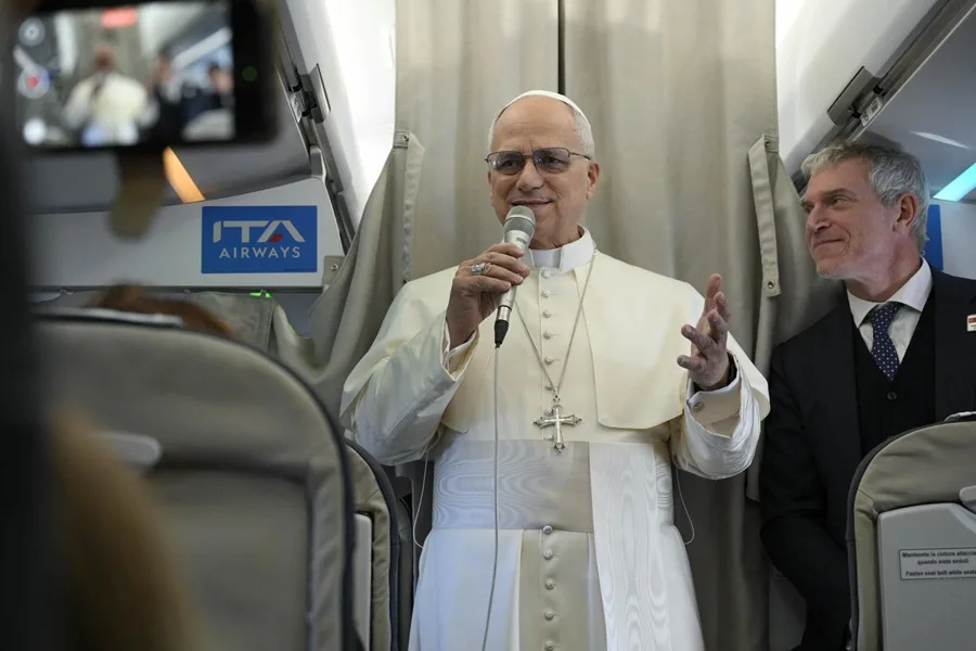 El vuelo papal a España: 80 periodistas de 54 medios y mayoría estadounidenses y españoles
