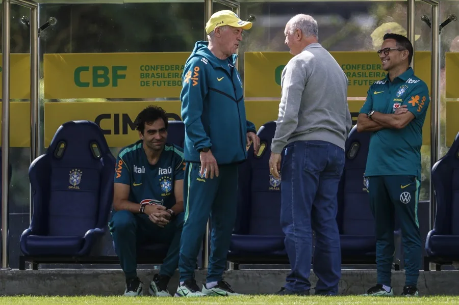 Ancelotti y Scolari intercambian ideas en el entrenamiento de la selección brasileña - Noticias de hoy en República Dominicana | De Último Minuto