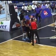 Árbitro se desmaya en pleno partido entre Héroes de Moca y Reales de la Vega - Noticias de hoy en República Dominicana | De Último Minuto