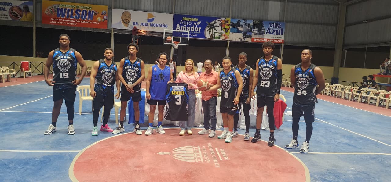 Senadora Lía Díaz entrega uniformes al Club Barrio Blanco durante Torneo Superior en Sabana Yegua - Noticias de hoy en República Dominicana | De Último Minuto