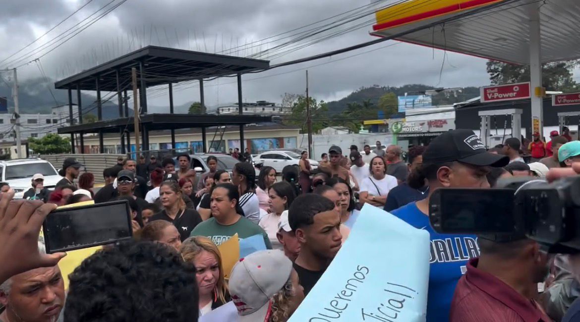 Familiares de “La Boa” protestan frente al destacamento de Jarabacoa exigiendo justicia - Noticias de hoy en República Dominicana | De Último Minuto