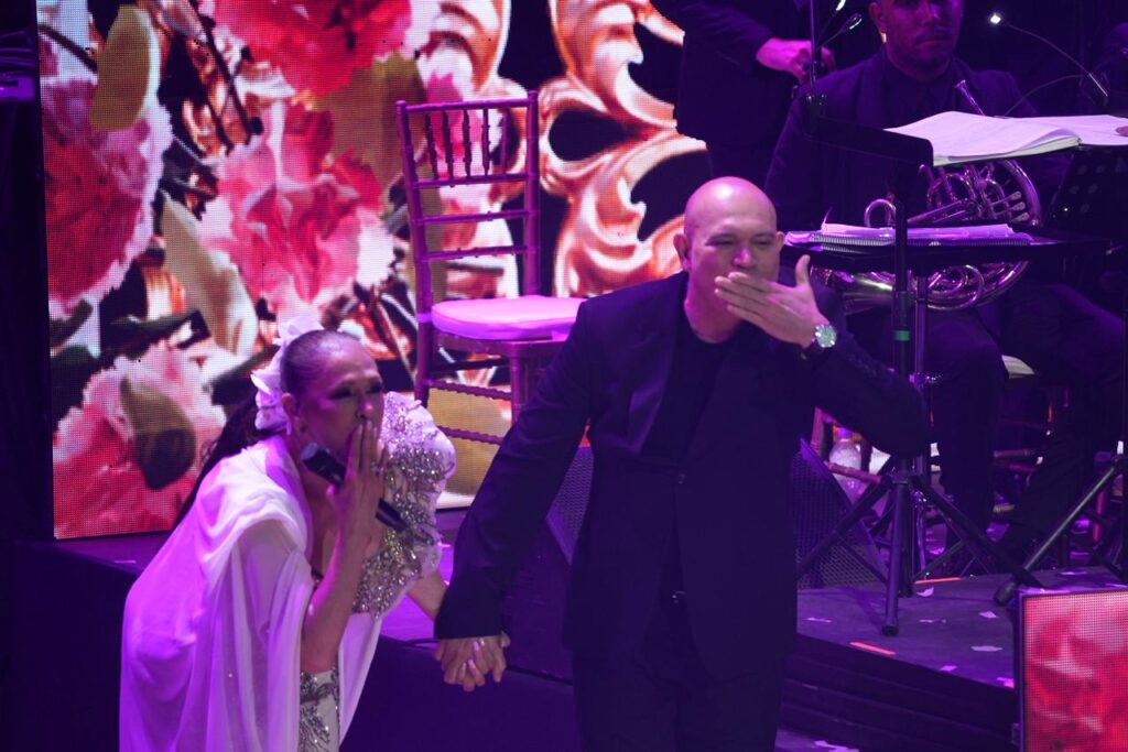 Isabel Pantoja cantó “Así Fue” en bachata junto a Amaury Sánchez y la Filarmónica de SD - Noticias de hoy en República Dominicana | De Último Minuto
