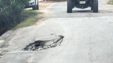 Denuncian hoyo peligroso en puente al final de Playa Las Ballenas, en Las Terrenas