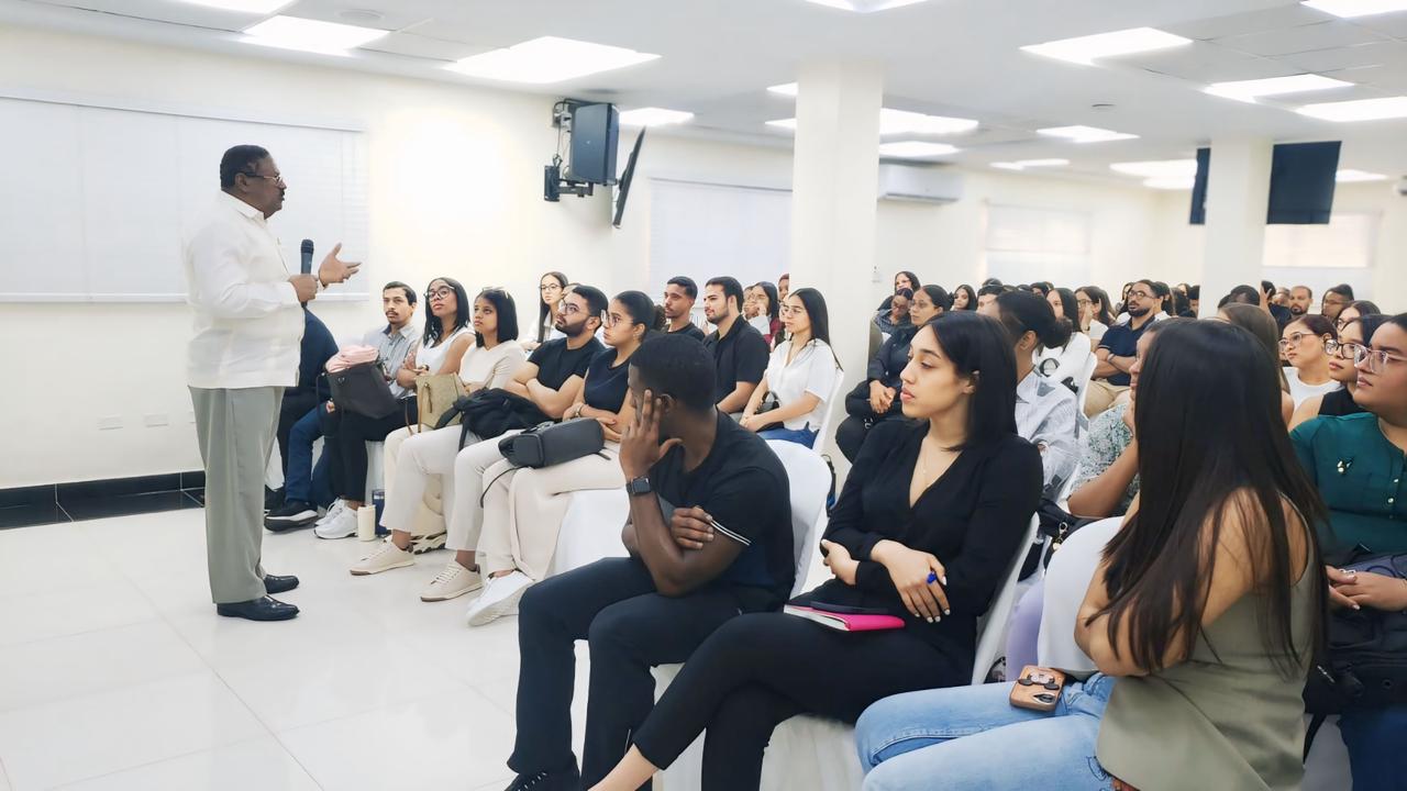 Realizan inducción a decenas de nuevos médicos pasantes - Noticias de hoy en República Dominicana | De Último Minuto