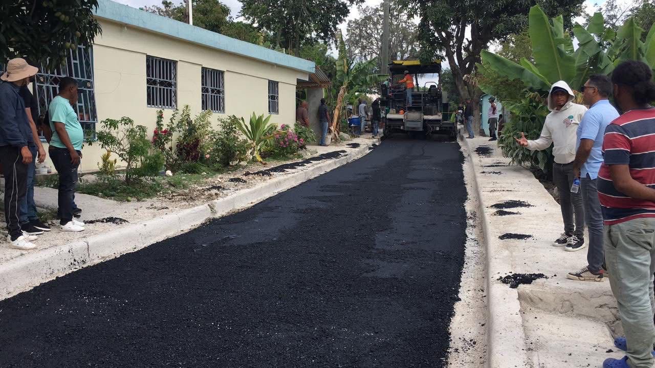 Inician asfaltado en varias comunidades de Azua - Noticias de hoy en República Dominicana | De Último Minuto