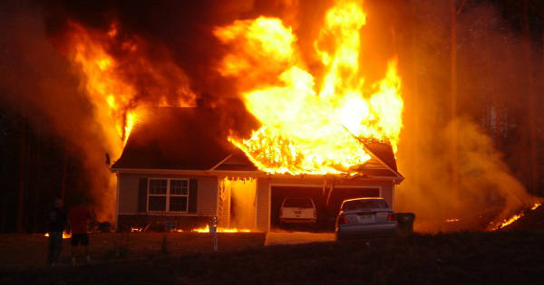 Incendian vivienda con familia dentro en comunidad de La Vega