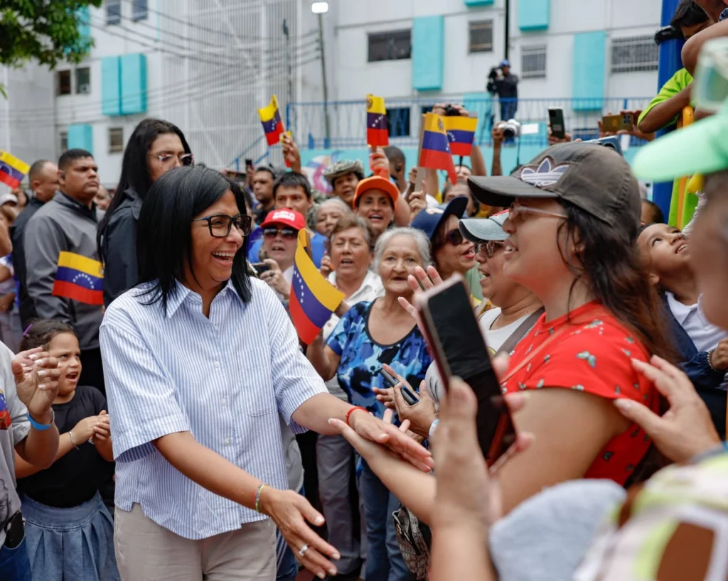 Delcy Rodríguez insiste a Trump por el cese de sanciones en nueva caminata por Venezuela - Noticias de hoy en República Dominicana | De Último Minuto