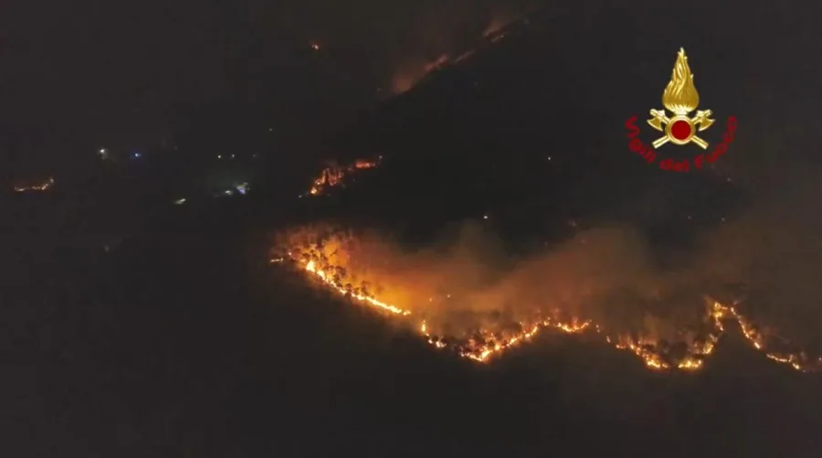 Más de 3.000 personas evacuadas por el incendio de un monte cerca de la Toscana italiana - Noticias de hoy en República Dominicana | De Último Minuto