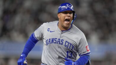 Salvador Pérez hace historia y supera a Iván Rodríguez entre los receptores latinos con más jonrones - Noticias de hoy en República Dominicana | De Último Minuto