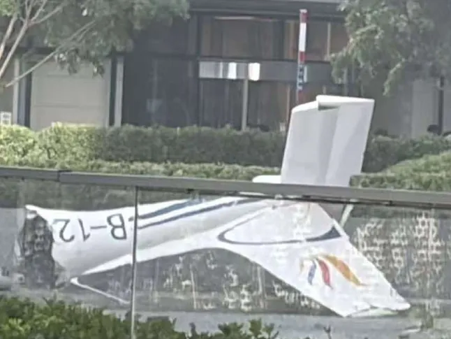 Una avioneta se estrella contra el rascacielos más alto de Pekín