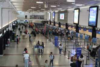 Venezolanos buscan rutas alternas para regresar a su país