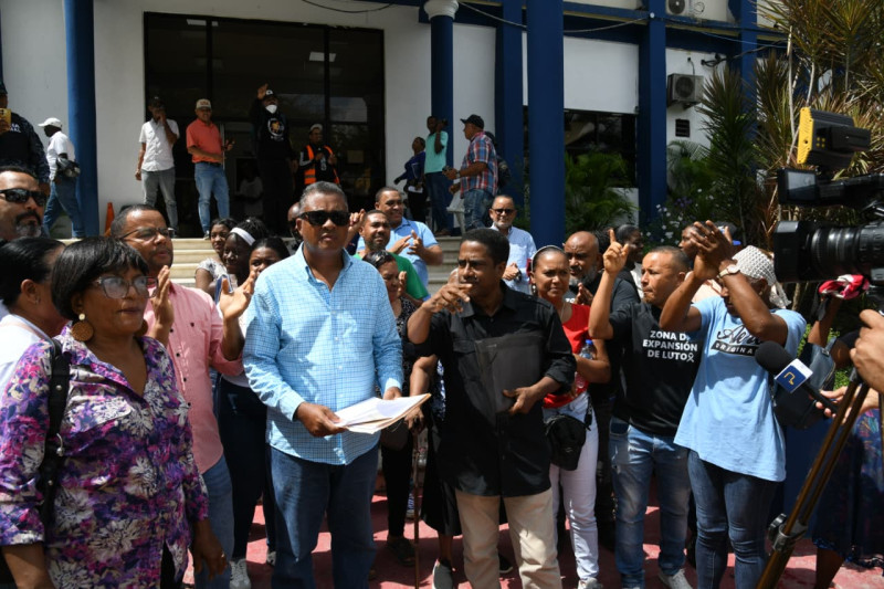 Comunitarios de Hato Nuevo protestan frente a alcaldía de SDO por basura y deterioro de calles