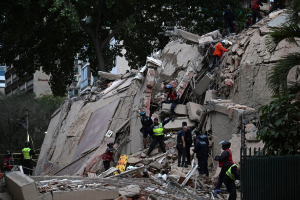 Futuros médicos participan en rescate de sobreviviente en Caraballeda