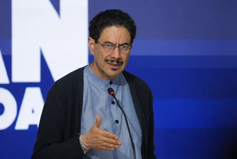 Cepeda dice que Colombia vive “severa crisis espiritual” por la desigualdad y violencia
