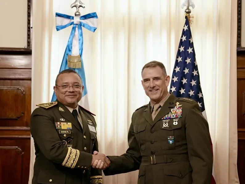 El jefe del Comando Sur de Estados Unidos viaja a Guatemala tras la polémica por los posibles ataques aéreos