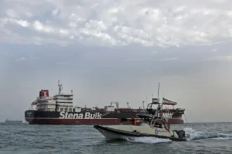 El Ejército iraní anuncia que cierra el estrecho de Ormuz “por completo”