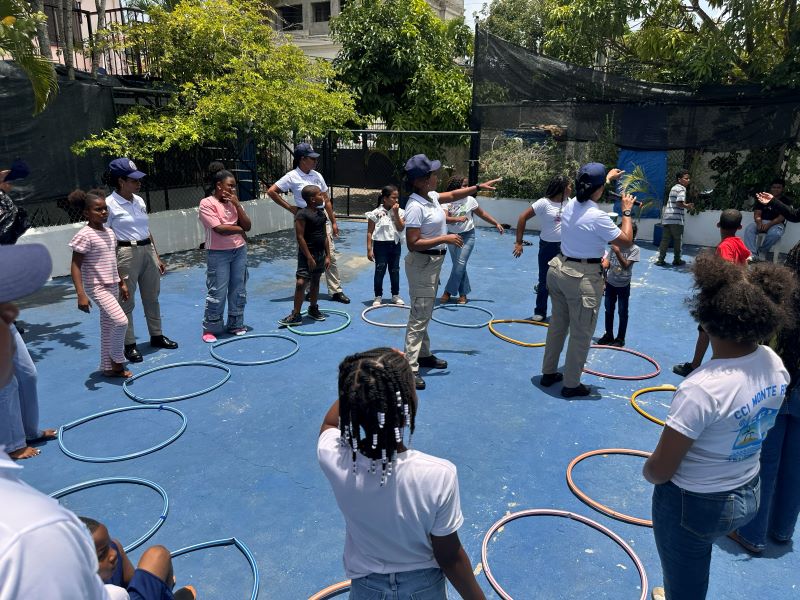 Policía Comunitaria desarrolla jornada recreativa en el campamento de verano “Diversión Segura” en Boca Chica