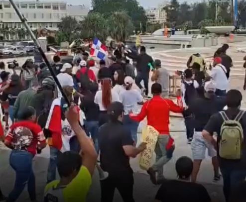 Bajo la consigna "No a la Ley Mordaza", cientos de personas protestan contra artículos nuevo Código Penal en la Plaza de la Bandera